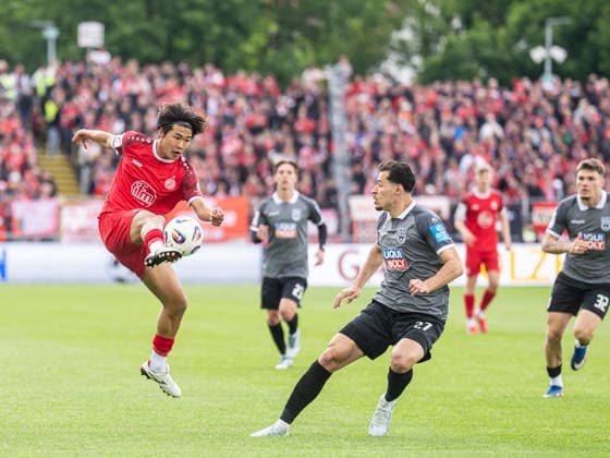 Kaito Mizuta Rot Weiss Essen, 24 takes the ball directly from the air, GER, SSV Ulm 1846 vs Rot Weiss Essen, Football, 3 Liga, Season 2025 2026, 16 05 2026, DFB DFL regulations prohibit any use of photographs as image sequences and or quasi video GER, SSV Ulm 1846 vs Rot Weiss Essen, Football, 3 Liga, Season 2025 2026, 16 05 2026 Ulm Copyright: xMichaelxSchmidt Eibner-Pressefotx EP_MST