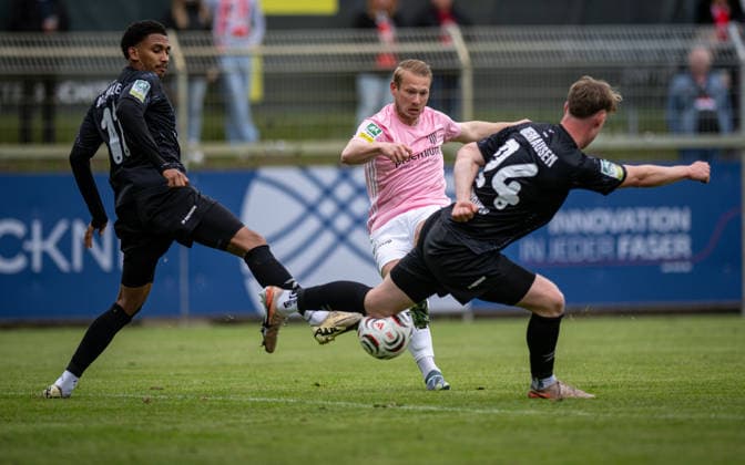 Soccer, Season 2025 2026, Regionalliga West, 16 05 2026, Matchday 34, Men, 1 FC Bocholt pink vs RW Oberhausen black v l Eric Babacar Gueye RW Oberhausen , Philipp Hanke 1 FC Bocholt , Simon Ludwig RW Oberhausen , Bocholt Stadion am Huenting Nordrhein Westfalen Germany 260516_fb_1fc-bocholt_rw-oberhausen_52229