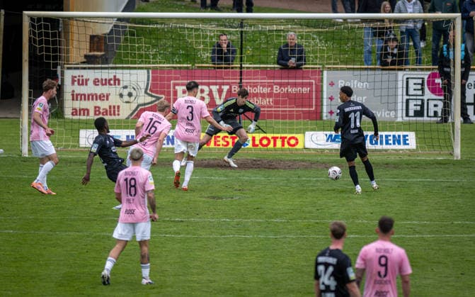 Soccer, Season 2025 2026, Regionalliga West, 16 05 2026, Matchday 34, Men, 1 FC Bocholt pink vs RW Oberhausen black v l Maximilian Adamski 1 FC Bocholt , Burinyuy Nyuydine RW Oberhausen , Linus Olthoff 1 FC Bocholt , Julian Riedel 1 FC Bocholt , Lucas Fox Goalkeeper 1 FC Bocholt , Eric Babacar Gueye RW Oberhausen , Bocholt Stadion am Huenting Nordrhein Westfalen Germany 260516_fb_1fc-bocholt_rw-oberhausen_52250