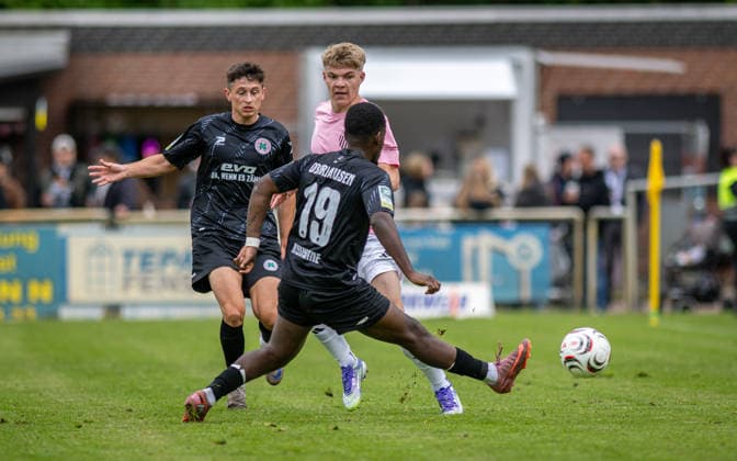 Soccer, Season 2025 2026, Regionalliga West, 16 05 2026, Matchday 34, Men, 1 FC Bocholt pink vs RW Oberhausen black v l Lucas Halangk RW Oberhausen , Linus Olthoff 1 FC Bocholt , Burinyuy Nyuydine RW Oberhausen , Bocholt Stadion am Huenting Nordrhein Westfalen Germany 260516_fb_1fc-bocholt_rw-oberhausen_52252