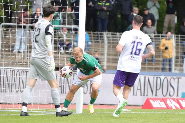 16 05 2026, Football, Men, Third League, 38 Matchday 3 League Season 2025 2026 FC Schweinfurt 05 FC Erzgebirge Aue Johannes Geis FC Schweinfurt 05, 30 gets the ball out of the goal after his penalty to 2 2 Schweinfurt Riedel Bau Arena im Sachs Stadio Bayern Unterfranken Germany