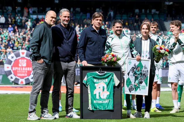Leonardo Bittencourt Werder Bremen is bid farewell by Managing Director of Professional Football Werder Bremen Clemens Fritz Werder Bremen and Chairman of the Executive Board Klaus Filbry Werder Bremen, Bundesliga, SV Werder Bremen v Borussia Dortmund, Weserstadion, May 16, 2026 in Bremen, Germany Photo by Marco Steinbrenner DeFodi Images Leonardo Bittencourt Werder Bremen is bid farewell by Clemens Fritz, Managing Director of Professional Football Werder Bremen , and Klaus Filbry, Chairman of the Executive Board Werder Bremen , Bundesliga, SV Werder Bremen v Borussia Dortmund, Weserstadion, May 16, 2026 in Bremen, Germany Photo by Marco Steinbrenner DeFodi Images DFL regulations prohibit any use of photographs as image sequences and or quasi video
