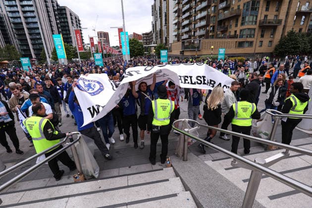 FA-Cup-Finale 2026 16. Mai 2026, London Emirates FA-Cup-Finale Chelsea gegen Manchester City Chelsea-Fans, die gegen die Eigentümer von BlueCo protestieren, müssen ihr Transparent über die Wembley-Stewards heben Foto Charlotte Wilson Offside London UK  Copyright: xCharlottexWilsonx xOffsidexOffside