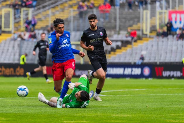 Jeremy Celal Aydogan Wuppertaler SV, 08 is fouled by Elias Boerdner Bonner SC, 31 in the penalty area, Roman Doulashi Bonner SC, 03 looks on Wuppertaler SV vs Bonner SC, Football, Regionalliga West, Matchday 34, Season 2025 26, 16 05 2026, Wuppertaler SV vs Bonner SC, Football, Regionalliga West, Matchday 34, Season 2025 26, 16 05 2026 Wuppertal Copyright: xEibner-Pressefoto LukasxBaldygax EP_LBA