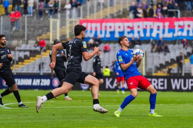 Amin Bouzraa Wuppertaler SV, 37 is whistled back after an offside, Roman Doulashi Bonner SC, 03 comes running Wuppertaler SV vs Bonner SC, Football, Regionalliga West, Matchday 34, Season 2025 26, 16 05 2026, Wuppertaler SV vs Bonner SC, Football, Regionalliga West, Matchday 34, Season 2025 26, 16 05 2026 Wuppertal Copyright: xEibner-Pressefoto LukasxBaldygax EP_LBA