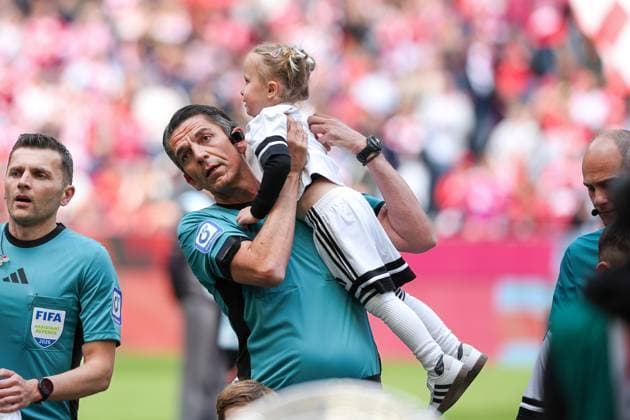 Referee, Referee, Deniz Aytekin at his farewell match with his daughter on his arm, FC Bayern Muenchen vs 1 FC Koeln, Football, 1 Bundesliga, 34 Matchday, 16 05 2026 DFL DFB regulations prohibit any use of photographs as image sequences and or quasi video Muenchen Bayern Germany Copyright: xkolbert-press ChristianxKolbertx
