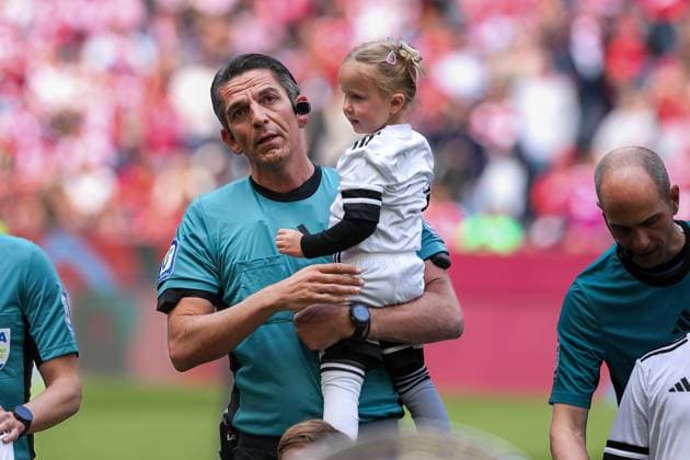 Referee, Referee, Deniz Aytekin at his farewell match with his daughter on his arm, FC Bayern Muenchen vs 1 FC Koeln, Football, 1 Bundesliga, 34 Matchday, 16 05 2026 DFL DFB regulations prohibit any use of photographs as image sequences and or quasi video Muenchen Bayern Germany Copyright: xkolbert-press ChristianxKolbertx