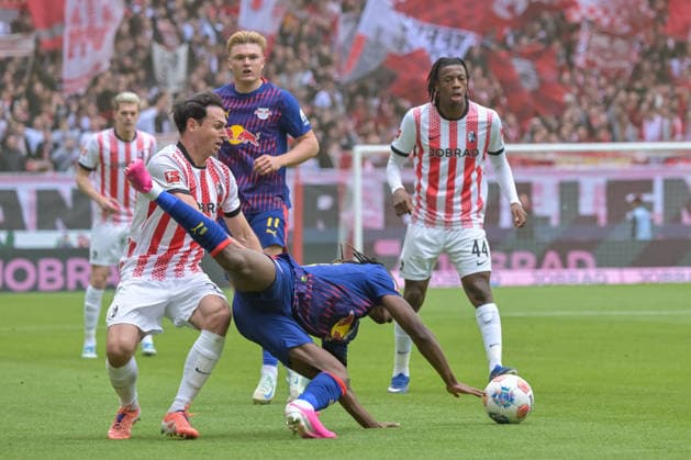 Nicolas Hoefler SC Freiburg, 27 , Yan Diomande RB Leipzig, 49 in duel GER, SC Freiburg RB Leipzig, Football, Bundesliga, Matchday 34, Season 2025 2026, 16 05 2026 DFL DFB REGULATIONS PROHIBIT ANY USE OF PHOTOGRAPHS AS IMAGE SEQUENCES AND OR QUASI VIDEO GER, SC Freiburg RB Leipzig, Football, Bundesliga, Matchday 34, Season 2025 2026, 16 05 2026 Freiburg Copyright: xEibner-Pressefoto ThomasxHessx EP_THS