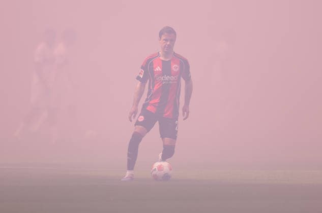 16 05 2026, Bundesliga, Eintracht Frankfurt VfB Stuttgart, v l , Mario Götze Eintracht Frankfurt im Rauch DFL DFB REGULATIONS PROHIBIT ANY USE OF PHOTOGRAPHS AS IMAGE SEQUENCES AND OR QUASI VIDEO xdcx Copyright: HMBxMedia Claus