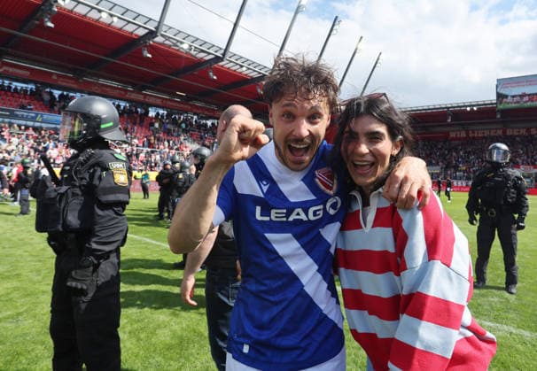 Cottbus steigt in die 2. Bundesliga auf. Straudi Simon mit Freundin , Jahn Regensburg-Energie Cottbus , Fußball , 3.Liga , in dem JahnStadion, in Regensburg , Bayern , Deutschland. Mai 16 , 2026 . Photo by: Davide Elias IPA Photo Pressefoto DENL Copyright: xDavidexEliasx