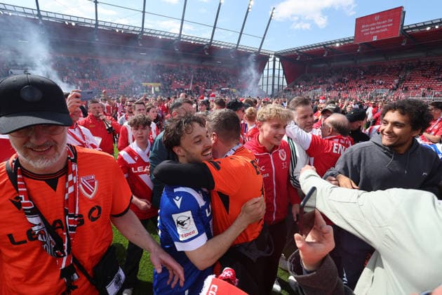 Cottbus steigt in die 2. Bundesliga auf. Jahn Regensburg-Energie Cottbus , Fußball , 3.Liga , in dem JahnStadion, in Regensburg , Bayern , Deutschland. Mai 16 , 2026 . Photo by: Davide Elias IPA Photo Pressefoto DENL Copyright: xDavidexEliasx