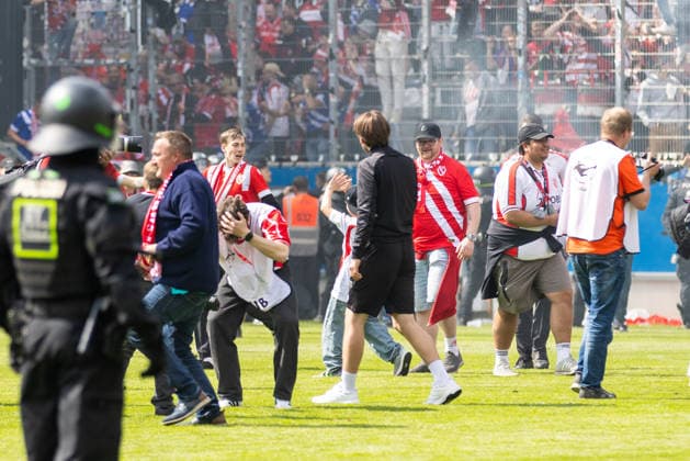 16 05 2026, Football, GER, Season, 3 Liga, Season 2025 2026, 38 Matchday, SSV Jahn Regensburg FC Energie Cottbus Cheering after the final whistle and promotion to the second division at Energie Cottbus DFL REGULATIONS PROHIBIT ANY USE OF PHOTOGRAPHS AS IMAGE SEQUENCES AND OR QUASI VIDEO