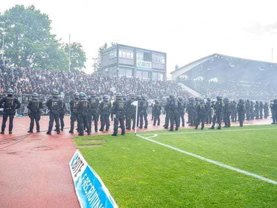 The police were prepared for a riot, GER, SSV Ulm 1846 vs Rot Weiss Essen, Football, 3 Liga, Season 2025 2026, 16 05 2026, DFB DFL regulations prohibit any use of photographs as image sequences and or quasi video GER, SSV Ulm 1846 vs Rot Weiss Essen, Football, 3 Liga, Season 2025 2026, 16 05 2026 Ulm Copyright: xMichaelxSchmidt Eibner-Pressefotx EP_MST