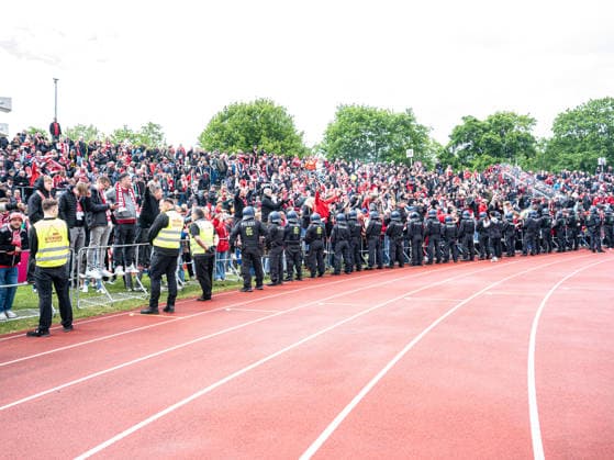 The police confront the fans of Rot Weiss Essen, GER, SSV Ulm 1846 vs Rot Weiss Essen, Football, 3 Liga, Season 2025 2026, 16 05 2026, DFB DFL regulations prohibit any use of photographs as image sequences and or quasi video GER, SSV Ulm 1846 vs Rot Weiss Essen, Football, 3 Liga, Season 2025 2026, 16 05 2026 Ulm Copyright: xMichaelxSchmidt Eibner-Pressefotx EP_MST