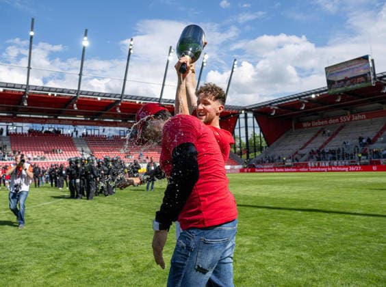 Football, Men, Season 2025 2026, 3 Liga 38 Matchday , SSV Jahn Regensburg FC Energie Cottbus, Champagne shower from Tim Campulka Energie Cottbus to coach Claus Dieter Pele Wollitz Energie Cottbus , 16 05 2026, Copyright: xSebastianxRäppold MatthiasxKochx