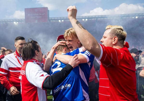 Football, Men, Season 2025 2026, 3 Liga 38 Matchday , SSV Jahn Regensburg FC Energie Cottbus, f l Lukas Michelbrink Energie Cottbus , Ted Tattermusch Energie Cottbus and fans, cheering after the final whistle, 16 05 2026, Copyright: xSebastianxRäppold MatthiasxKochx