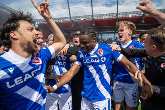 Football, Men, Season 2025 2026, 3 Liga 38 Matchday , SSV Jahn Regensburg FC Energie Cottbus, f l Simon Straudi Energie Cottbus , Can Moustfa Energie Cottbus , Anderson Lucoqui Energie Cottbus , Lukas Michelbrink Energie Cottbus , Cheering after the final whistle, 16 05 2026, Copyright: xSebastianxRäppold MatthiasxKochx