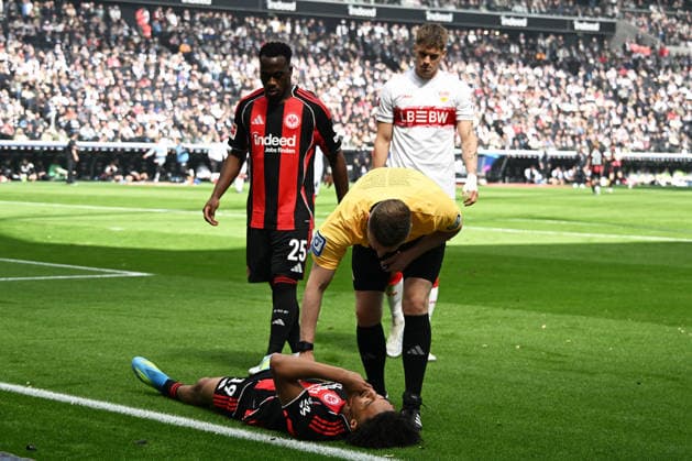 16 05 2026, xsltx, Football 1 Bundesliga, Eintracht Frankfurt VfB Stuttgart v l Jean Matteo Bahoya Eintracht Frankfurt injured, injury, pain, aches Arnaud Kalimuendo Eintracht Frankfurt Referee Referee Tobias Welz Wiesbaden DFL DFB REGULATIONS PROHIBIT ANY USE OF PHOTOGRAPHS as IMAGE SEQUENCES and or QUASI VIDEO Frankfurt am Main
