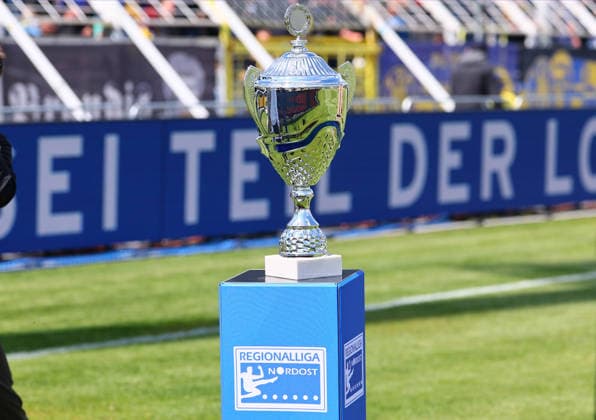 Lok Leipzig Magdeburg II Regionalliga Nordost Leipzig, 16 05 2026, Bruno Plache Stadion, Fußball, Regionalliga NO , 1 FC LOK LEIPZIG vs 1 FC MAGDEBURG II , Im Bild NOFV Meister Trophäe Pokal , Picture Point