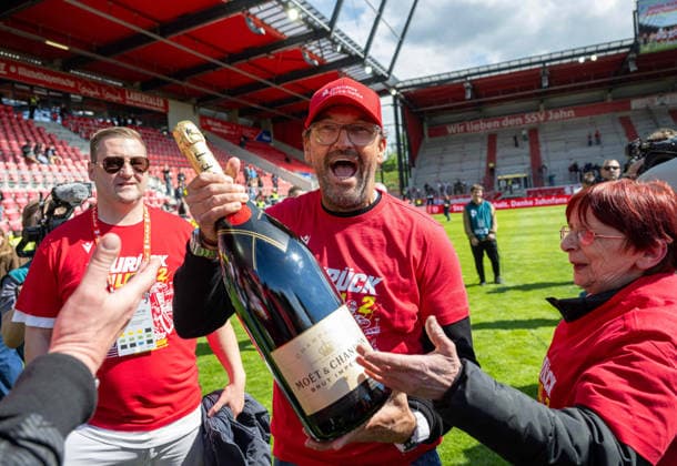 Soccer, Men, Season 2025 2026, 3 Liga 38 Matchday , SSV Jahn Regensburg FC Energie Cottbus, Coach Claus Dieter Pele Wollitz Energie Cottbus after final whistle with champagne, 16 05 2026, Copyright: xSebastianxRäppold MatthiasxKochx