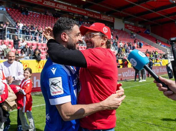 Soccer, Men, Season 2025 2026, 3 Liga 38 Matchday , SSV Jahn Regensburg FC Energie Cottbus, f l Tolga Cigerci Energie Cottbus , Coach Claus Dieter Pele Wollitz Energie Cottbus , Cheering after final whistle, 16 05 2026, Copyright: xSebastianxRäppold MatthiasxKochx