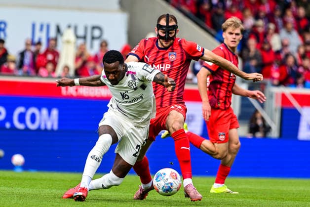 GER, 1 FBL, 1 FC Heidenheim vs 1 FSV Mainz 05 16 05 2026, Voith Arena, Heidenheim, GER, 1 FBL, 1 FC Heidenheim vs 1 FSV Mainz 05, in the picture Sheraldo Becker Mainz, 23 , Jonas Föhrenbach Foehrenbach Heidenheim, 19 , Fight for the ball nordphotoxGmbHx xHafner nph00200
