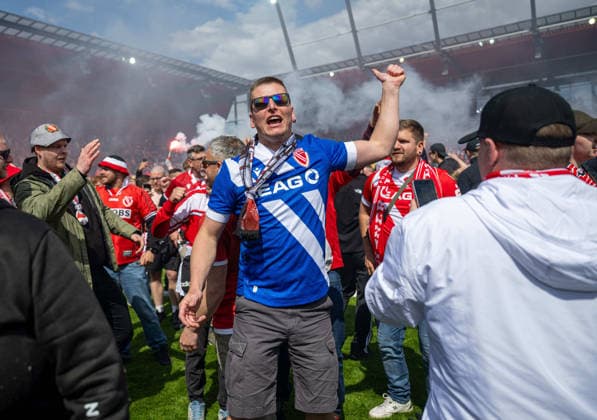 Soccer, Men, Season 2025 2026, 3 Liga 38 Matchday , SSV Jahn Regensburg FC Energie Cottbus, Fans of Cottbus, Cheering after final whistle, 16 05 2026, Copyright: xSebastianxRäppold MatthiasxKochx