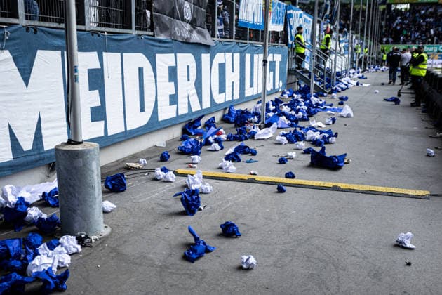 3 Liga MSV Duisburg FC Viktoria Köln 16 05 2026 Fans of MSV Duisburg throw parts of the choreo and beer cups in the direction of the pitch 3 Liga MSV Duisburg FC Viktoria Köln Schauinsland Reisen Arena, Duisburg, 16 05 2026 DFB regulations prohibit any use of photographs as image sequences and or quasi video Copyright: xBEAUTIFULxSPORTS Buriakovx