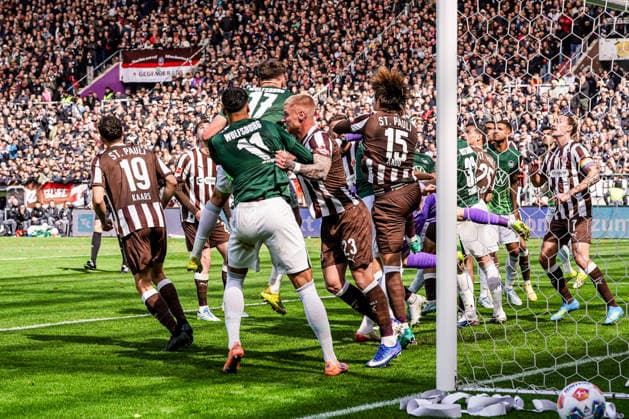 Germany Soccer Bundesliga 2025 26, 34 Matchday FC St Pauli vs VfL Wolfsburg Millerntor Stadion Hamburg Penalty area scramble, Louis Oppie FC St Pauli, 23 , Tomoya Ando FC St Pauli, 15 , Adam Daghim VfL Wolfsburg, 11 Copyright: xStefanxTrochax