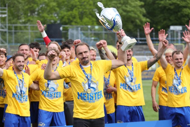 Football, RL Nordost, 1. FC Lok Leipzig celebrates the championship