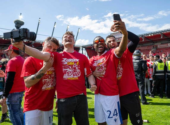 Football, Men, Season 2025 2026, 3 Liga 38 Matchday , SSV Jahn Regensburg FC Energie Cottbus, f l Erik Engelhardt Energie Cottbus , Marcel Buder Social Media Energie Cottbus , Anderson Lucoqui Energie Cottbus , Athletics Coach Gianluca Fraternali Energie Cottbus , Cheering after the final whistle, 16 05 2026, Copyright: xSebastianxRäppold MatthiasxKochx