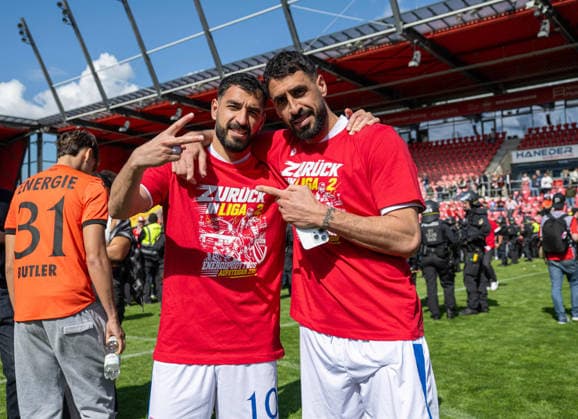 Soccer, Men, Season 2025 2026, 3 Liga 38 Matchday , SSV Jahn Regensburg FC Energie Cottbus, v l Tolcay Cigerci Energie Cottbus , Tolga Cigerci Energie Cottbus , Cheering after the final whistle, 16 05 2026, Copyright: xSebastianxRäppold MatthiasxKochx