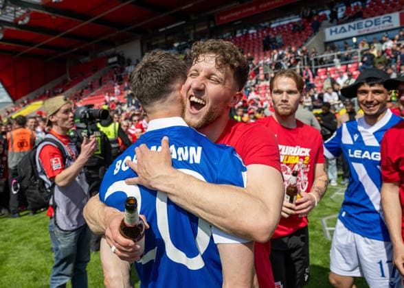 Football, Men, Season 2025 2026, 3 Liga 38 Matchday , SSV Jahn Regensburg FC Energie Cottbus, f l Axel Borgmann Energie Cottbus , Tim Campulka Energie Cottbus , Cheering after final whistle, 16 05 2026, Copyright: xSebastianxRäppold MatthiasxKochx