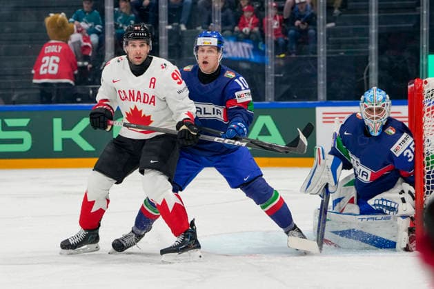 FRIBOURG, SWITZERLAND MAY 16 John Tavares of Canada L against Peter Spornberger of Italy in front of goalkeeper Davide Fadani R during the 2026 IIHF Ice Hockey World Championship Switzerland game between Italy and Canada at BCF Arena on May 16, 2026 in Fribourg, Fribourg Fribourg BCF Arena Fribourg Switzerland Copyright: xJustPictures.ch JarixPestelaccix jp-en-EuSpIm-JP6_JAR_Italy_Canada_16May2026_00020