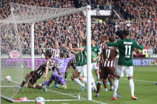 16 05 2026, xtgx, Soccer 1 Bundesliga, FC St Pauli VfL Wolfsburg v l Own goal to 1 2 Nikola Vasilj FC St Pauli DFL DFB REGULATIONS PROHIBIT ANY USE OF PHOTOGRAPHS as IMAGE SEQUENCES and or QUASI VIDEO Hamburg