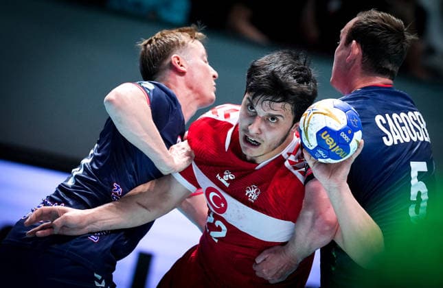 Turkiye v Norway - World Handball Championship Qualifiers ANKARA, TURKIYE - MAY 16: Eyup Arda Yildiz (C) of Turkiye competes against his opponent during the 2027 IHF Men s World Handball Championship European Qualifiers phase 3 second-leg match between Turkiye and Norway at Prof. Dr. Yasar Sevim Handball Hall in Ankara, Turkiye, on May 16, 2026. Ercin Erturk Anadolu Ankara Turkey. Editorial use only. Please get in touch for any other usage.  Copyright: x2026xAnadoluxErcinxErturkx