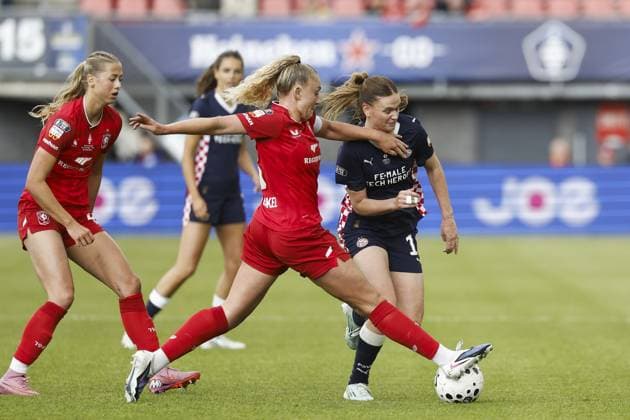 ROTTERDAM - (lr) Danique van Ginkel of FC Twente, Liz Rijsbergen of PSV during the KNVB Cup Women s Final match between FC Twente (women) and PSV (women) at Sparta Stadion Het Kasteel on 16 May 2026 in Rotterdam, the Netherlands. BAS CZERWINSKI ANP Women s Eurojackpot KNVB Beker - Final 2025-2026 xVIxANPxSportx xxANPxIVx 558456727 originalFilename: 558456727.jpg