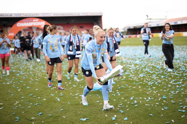 West Ham United gegen Manchester City WSL 16. Mai 2026, London Womens Super League West Ham United gegen Manchester City Alex Greenwood von Manchester City hebt den WSL-Pokal Foto Jacques Feeney Offside London UK  Copyright: xJacquesxFeeneyx xOffsidexOffside