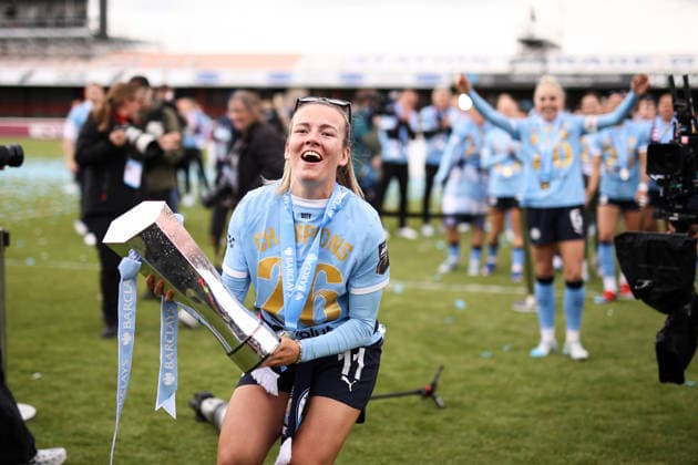 West Ham United gegen Manchester City WSL 16. Mai 2026, London Womens Super League West Ham United gegen Manchester City Lauren Hemp von Manchester City jubelt mit der WSL-Trophäe Foto Jacques Feeney Offside London UK  Copyright: xJacquesxFeeneyx xOffsidexOffside