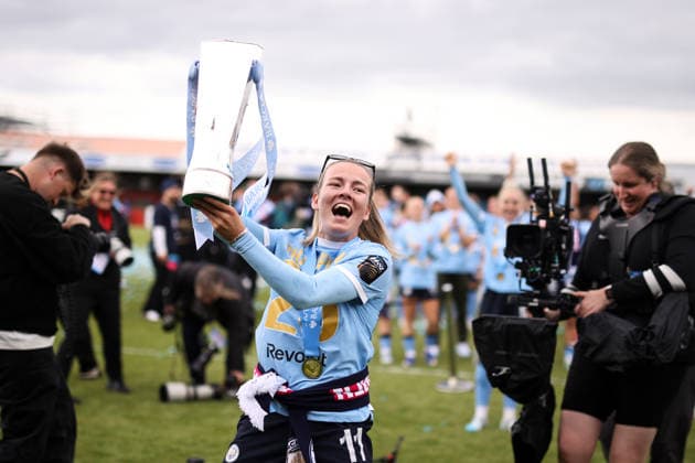 West Ham United gegen Manchester City WSL 16. Mai 2026, London Womens Super League West Ham United gegen Manchester City Lauren Hemp von Manchester City jubelt mit der WSL-Trophäe Foto Jacques Feeney Offside London UK  Copyright: xJacquesxFeeneyx xOffsidexOffside