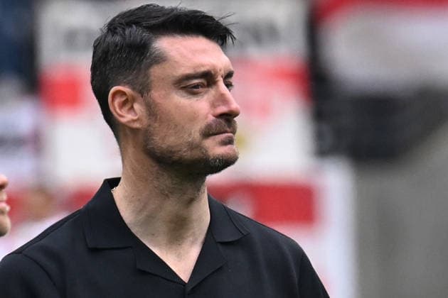 16 05 2026, xjhx, Soccer 1 Bundesliga, Eintracht Frankfurt VfB Stuttgart v l Coach Albert Riera Eintracht Frankfurt Disappointed, sad, frustrated, helpless, DFL DFB REGULATIONS PROHIBIT ANY USE OF PHOTOGRAPHS as IMAGE SEQUENCES and or QUASI VIDEO Frankfurt am Main
