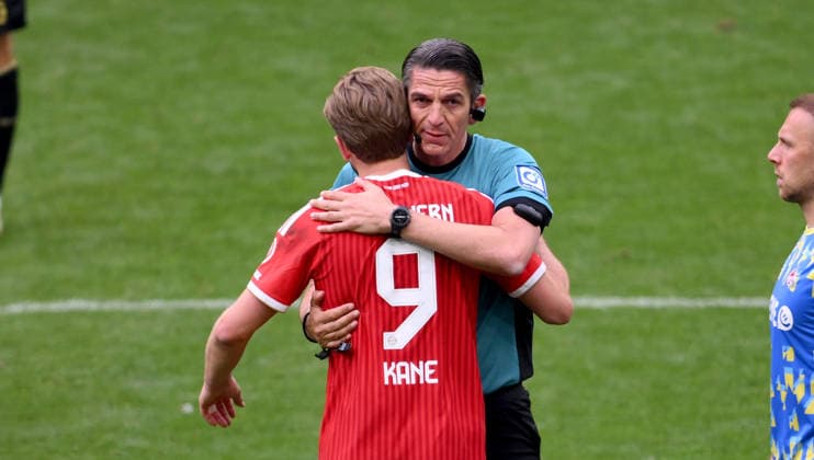 Soccer 1 Bundesliga Season 2025 2026 34 Matchday FC Bayern Muenchen 1 FC Koeln 16 05 2026 Harry Kane FC Bayern Muenchen with referee Deniz Aytekin at his last match