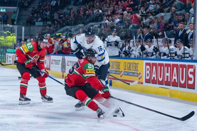 ZURICH, SWITZERLAND - MAY 16: Aleksander Barkov (Finland, 16) in the battle for the puck with Gabor Tornyai (Hungary, 25) during the Preliminary Round - Group A Match 7 between Hungary and Finland at the IIHF Ice hockey, Eishockey World Championship, WM, Weltmeisterschaft 2026, Swiss Life Arena on May 16, 2026 in Zurich, Switzerland. Zurich Switzerland Copyright: xTimoxSteinx