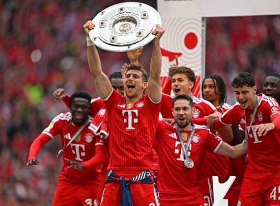 16 05 2026, Fußball Bundesliga 2025 2026, 34 Spieltag, FC Bayern München 1 FC Köln, in der Allianz Arena München, Leon Goretzka FC Bayern München is the first to hold up the trophy, DFL and DFB regulations prohibit any use of photographs as image sequences and or quasi video