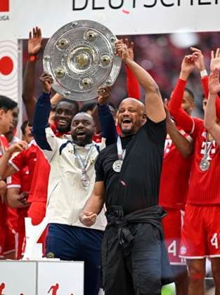 16 05 2026, Fußball Bundesliga 2025 2026, 34 Spieltag, FC Bayern München 1 FC Köln, in der Allianz Arena München, Trainer Vincent Kompany FC Bayern München hält die Schale nach oben, DFL and DFB regulations prohibit any use of photographs as image sequences and or quasi video