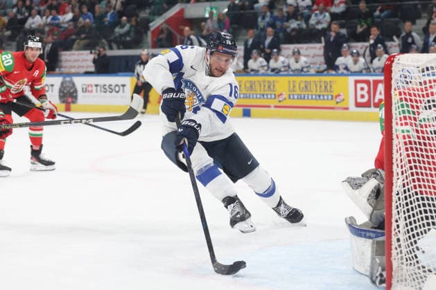 World Championship 2026 UNG FIN Aleksander Barkov in front of goaltender Adam Vay 16 05 2026 Swiss Life Arena Zuerich , SWITZERLAND, Ice Hockey Men IIHF World Championship Zurich 2026 Group A Hungary Finland Aleksander Barkov FIN in front of goaltender Adam Vay UNG