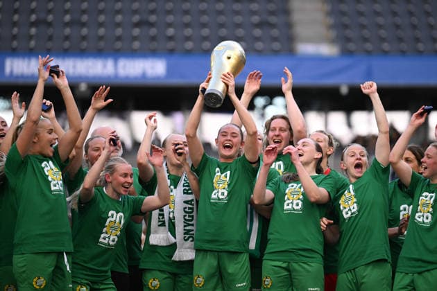 260516 Hammarbys Svea Rehnberg celebrates with the trophy after the final of the Swedish Cup between Hammarby and Häcken on May 16, 2026 in Stockholm  Copyright: EMMAxWALLSKOG BB260516EW097