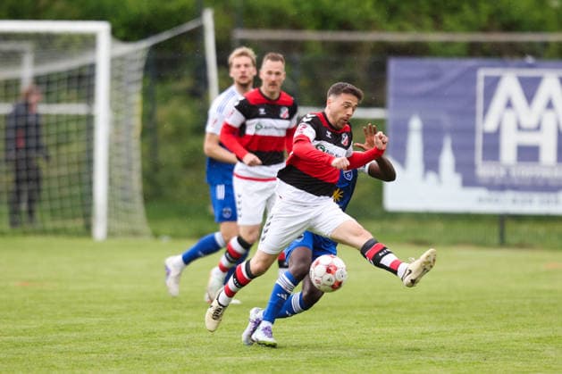 16 05 2026, Soccer, Men, Regionalliga Nord, Matchday 34, Altona 93 BSV Kickers Emden Marcell Sobotta 13 Altona 93 in duel with Emanuel Adou blue 27 BSV Kickers Emden