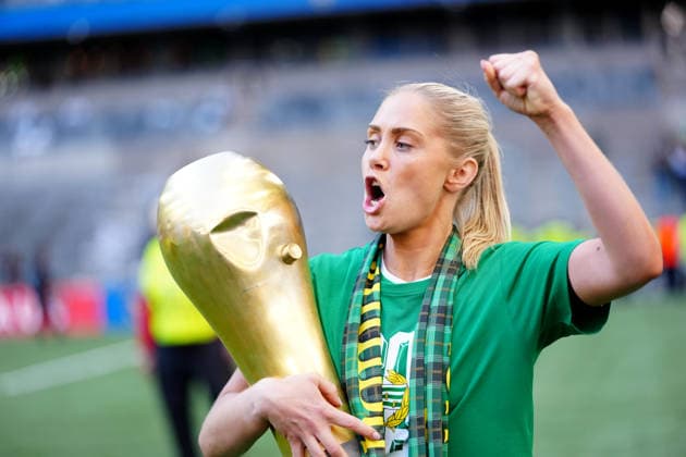 STOCKHOLM, SWEDEN 20260516 Hammarby s Alice Carlsson celebrates with the trophy after winning Saturday s final match in the Swedish Cup between Hammarby IF and BK Häcken FF at 3Arena STOCKHOLM SWEDEN x10658x  Copyright: xMagnusxLejhall TTx SWEDISH CUP FINAL HAMMARBY HOCKEY