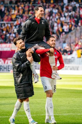 16 05 2026, xdaymx, Soccer 1 Bundesliga, SC Freiburg RB Leipzig Nicolas Höfler is carried on the shoulder by Maximilian Eggestein and Christian Günter after his last match Nicolas Höfler thanks the home fans DFL DFB REGULATIONS PROHIBIT ANY USE OF PHOTOGRAPHS as IMAGE SEQUENCES and or QUASI VIDEO Freiburg